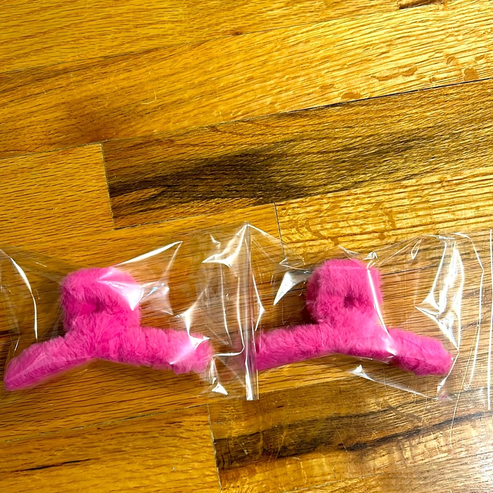Fluffy pink claw clips